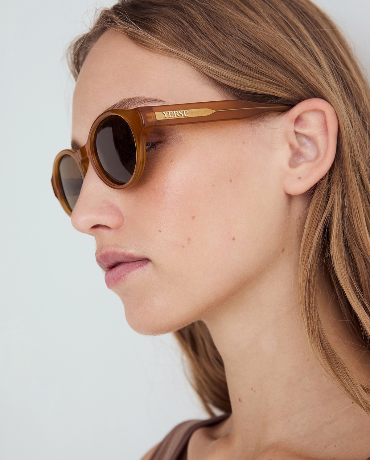 Gafas de sol polarizadas ovaladas en color camel, vista frontal con detalle del tejido 1