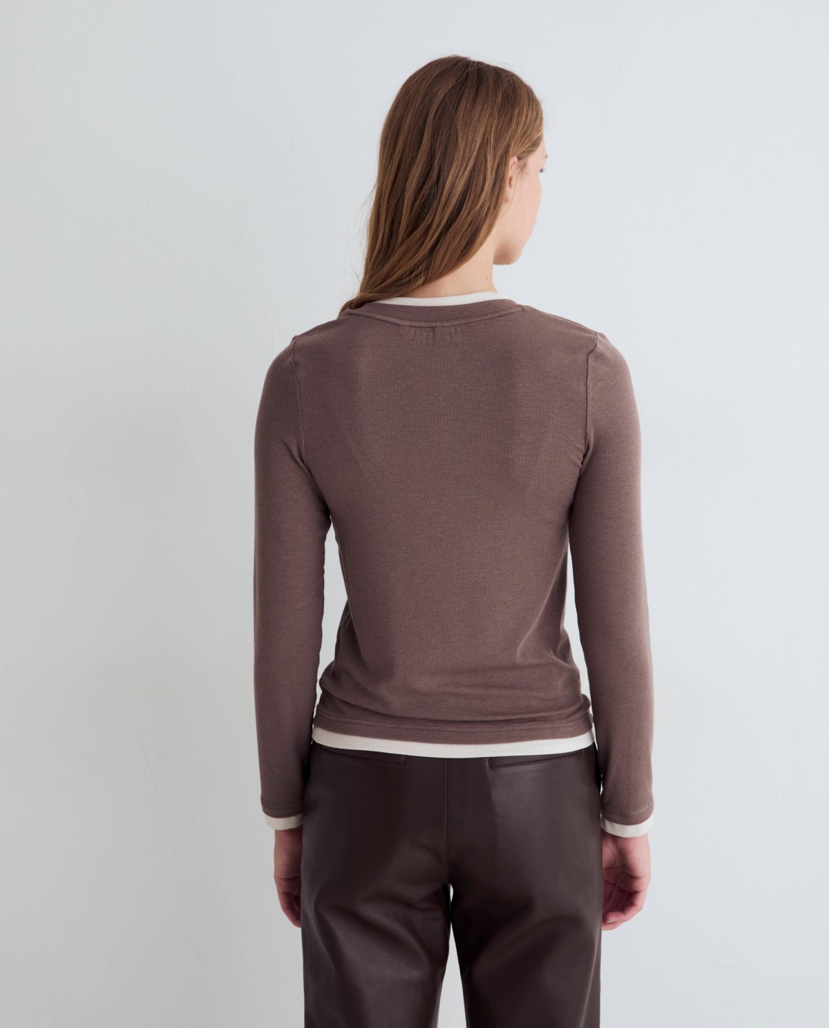 Beige layered-effect T-shirt, front view with fabric detail 1