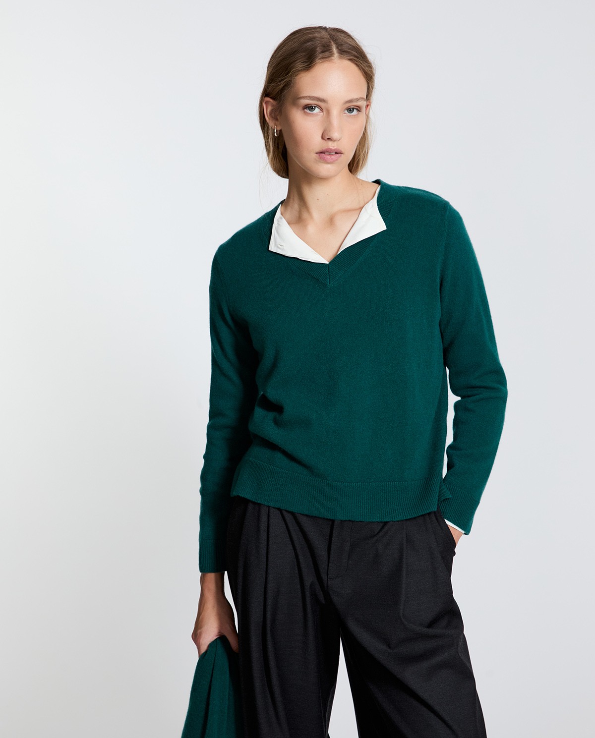 Jersey de cashmere cuello pico verde 5