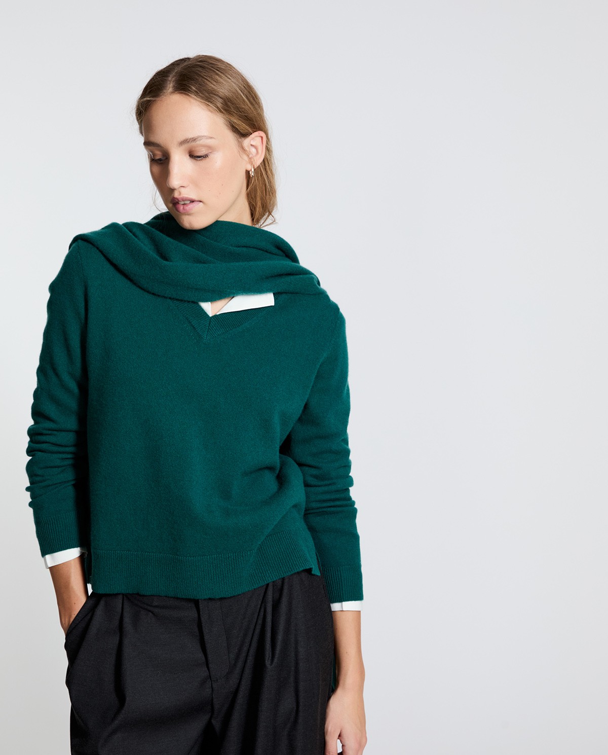 Jersey de cashmere cuello pico verde 4
