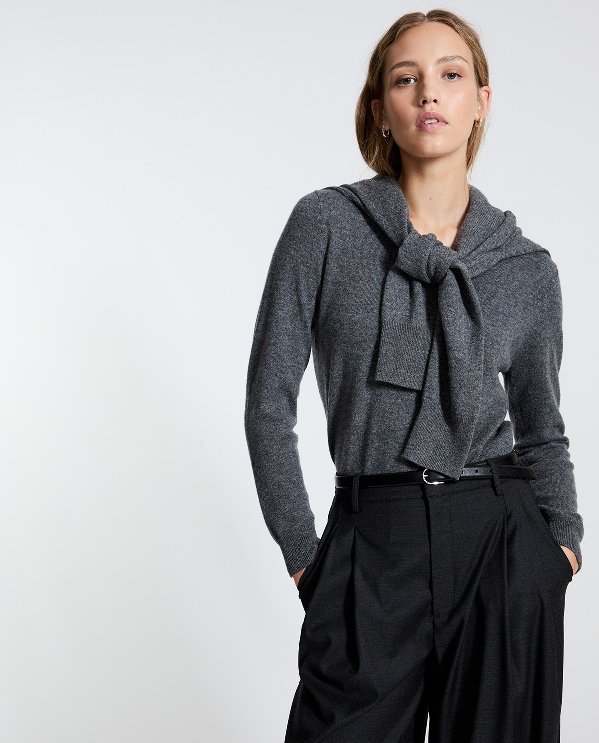 Jersey de cashmere cuello pico gris
