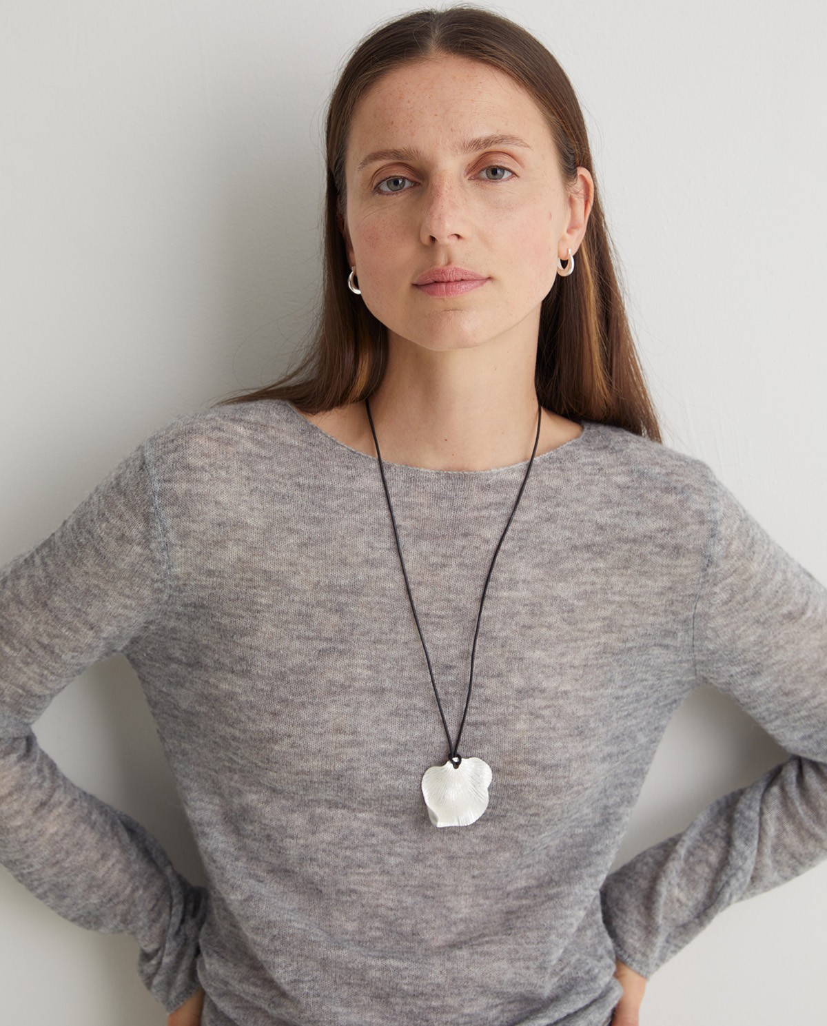 Long necklace with silver finish and leather woman Yerse - Front view