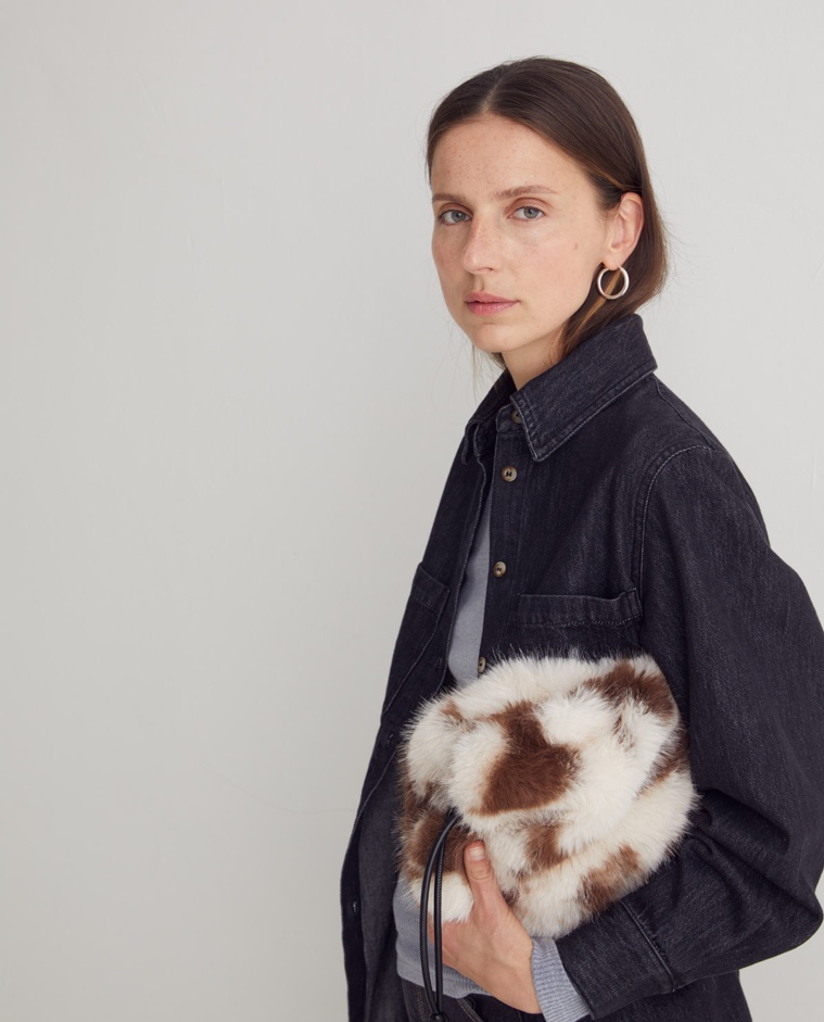 Sac en fourrure avec poignée réglable en cuir multicolore - Sac en fourrure avec doublure intérieure