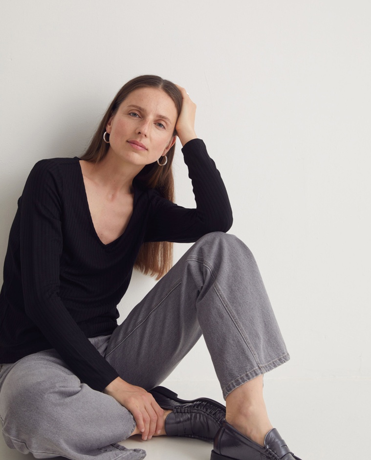 Black ribbed V-neck T-shirt - Long-sleeved ribbed T-shirt