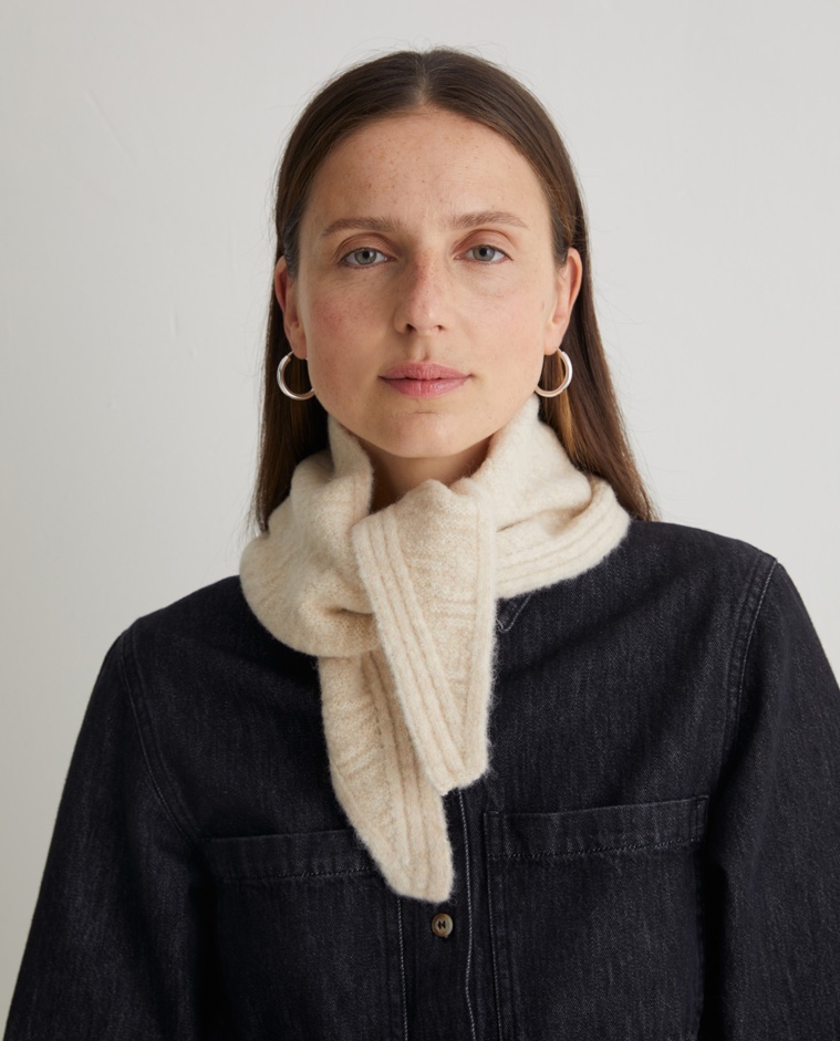 Bandana tricot mezcla lana y alpaca crudo mujer Yerse - Detalle frontal