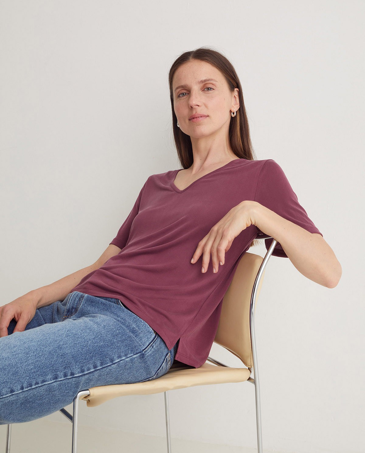 Camiseta berenjena holgada para mujer – escote en pico, manga corta, fluida y fresca 4