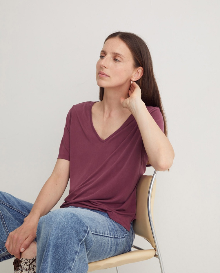 Camiseta berenjena holgada para mujer – escote en pico, manga corta, fluida y fresca