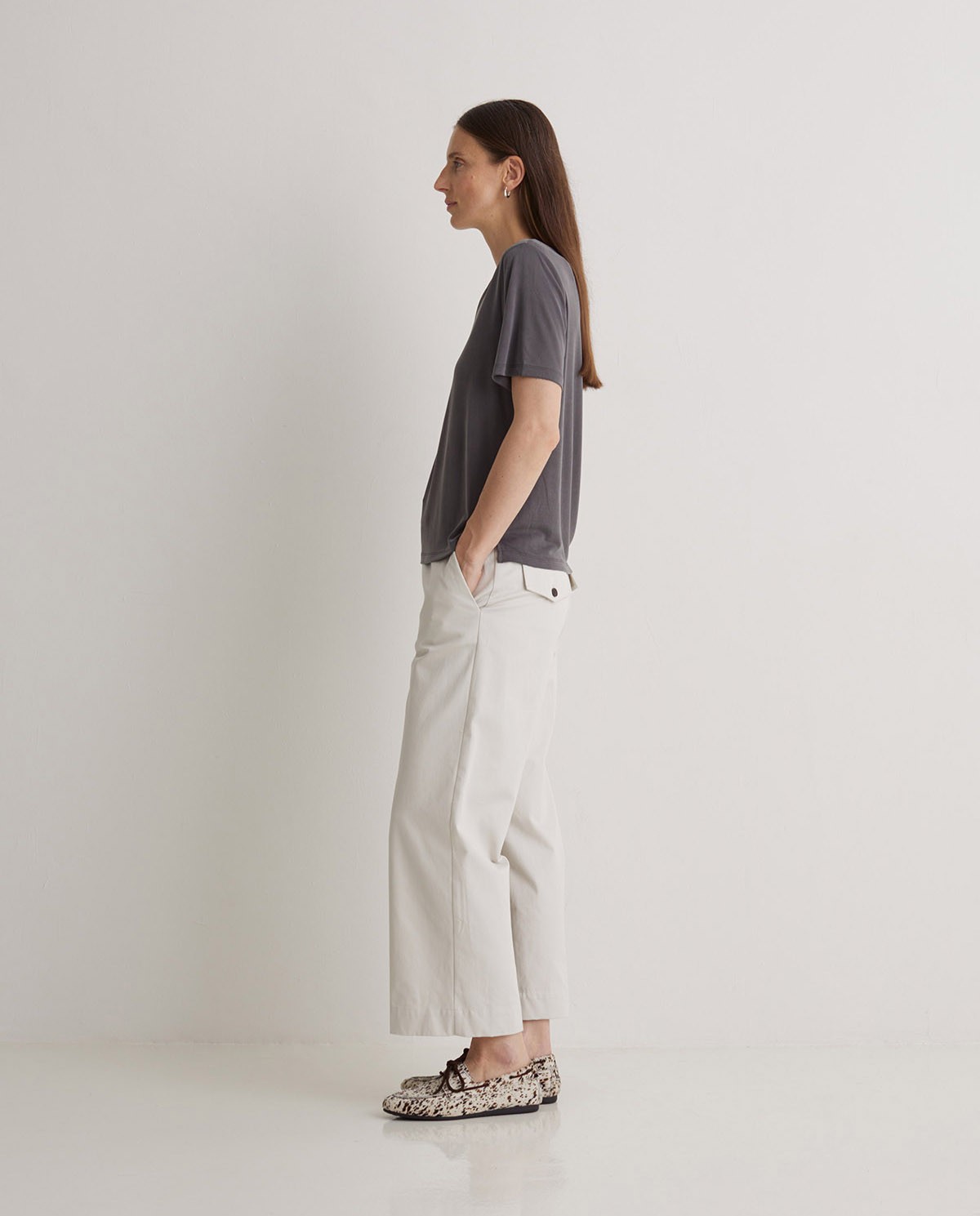 Camiseta antracita de escote en pico para mujer – holgada, fresca y con aberturas laterales 2