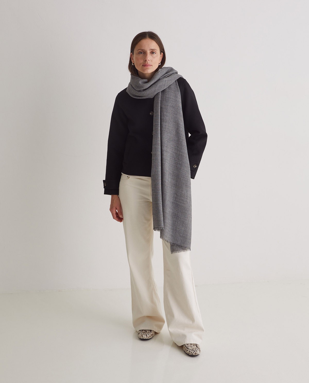 100% wool mini black check scarf - Scarf made with 100% wool 2