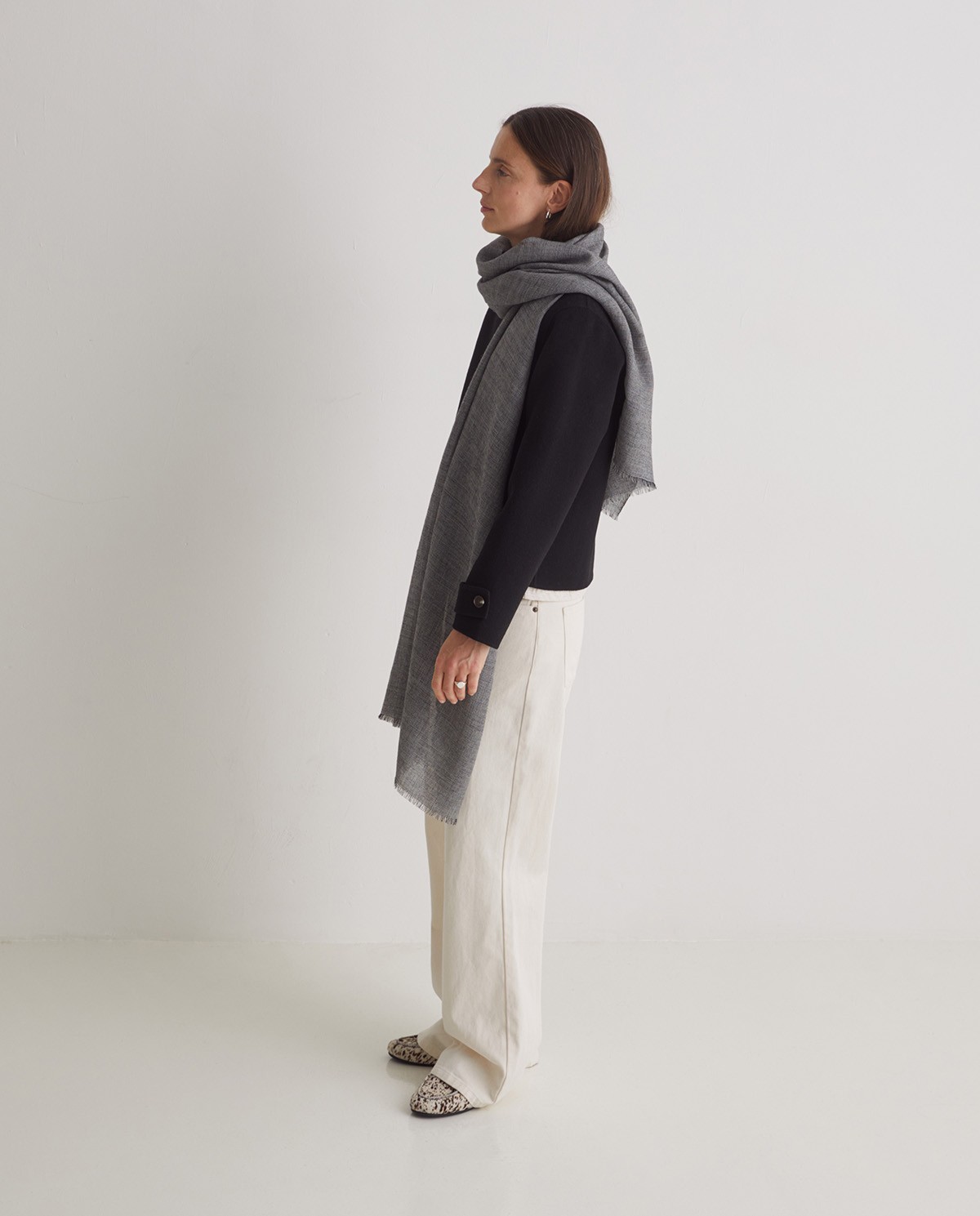 100% wool mini black check scarf - Scarf made with 100% wool 3