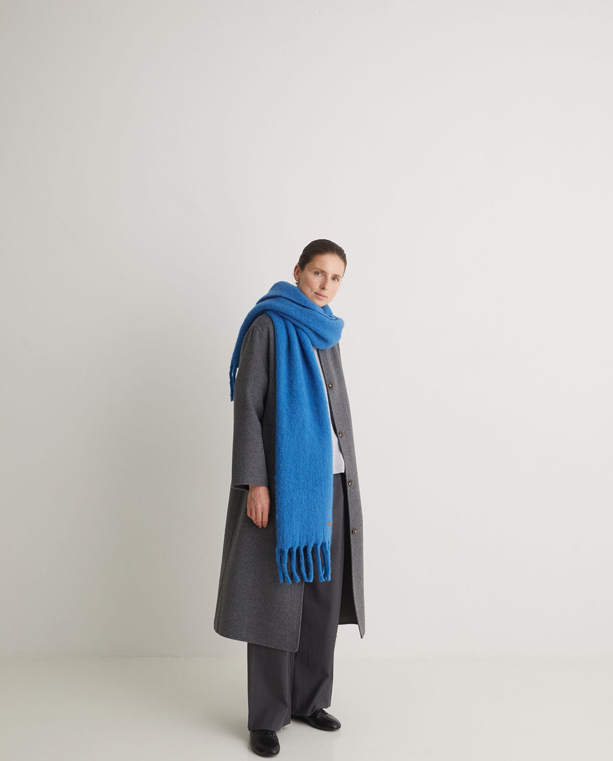 Royal-blue wool-blend maxi scarf with fringe woman Yerse - Front view 4
