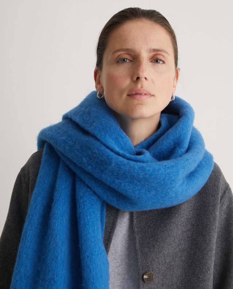 Royal-blue wool-blend maxi scarf with fringe woman Yerse - Front view