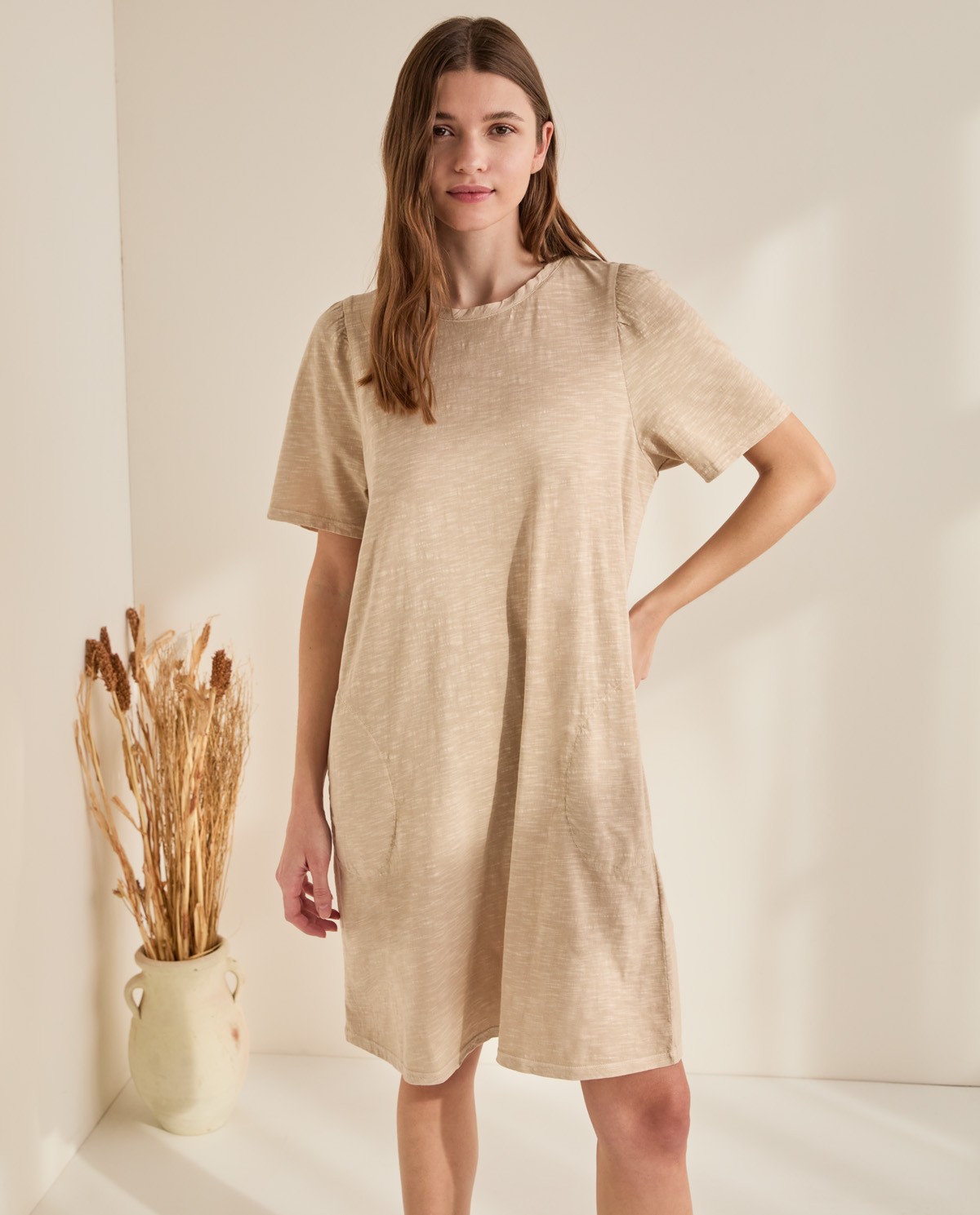 Short dress with gathering on sleeves Beige