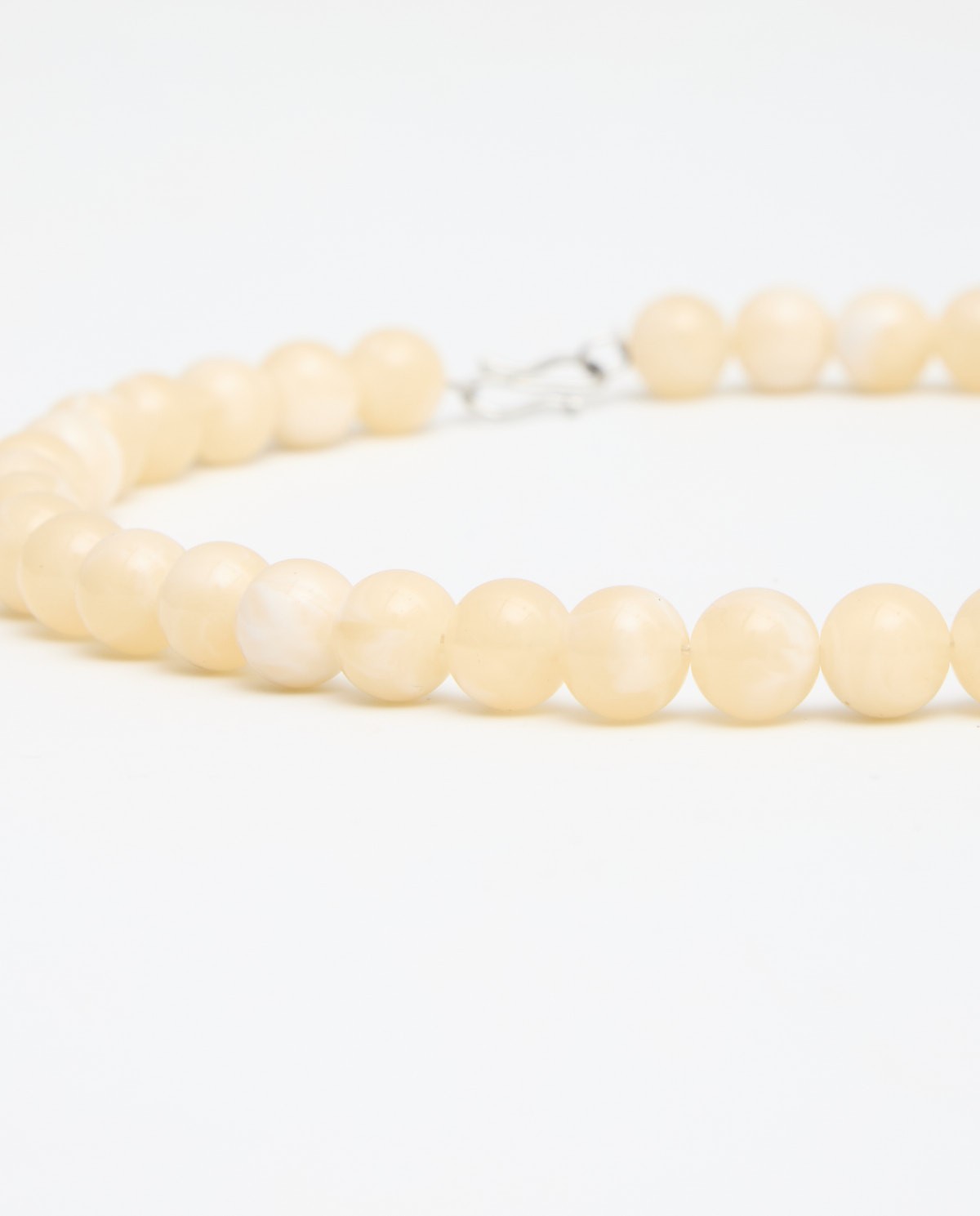 Collar bolas beige