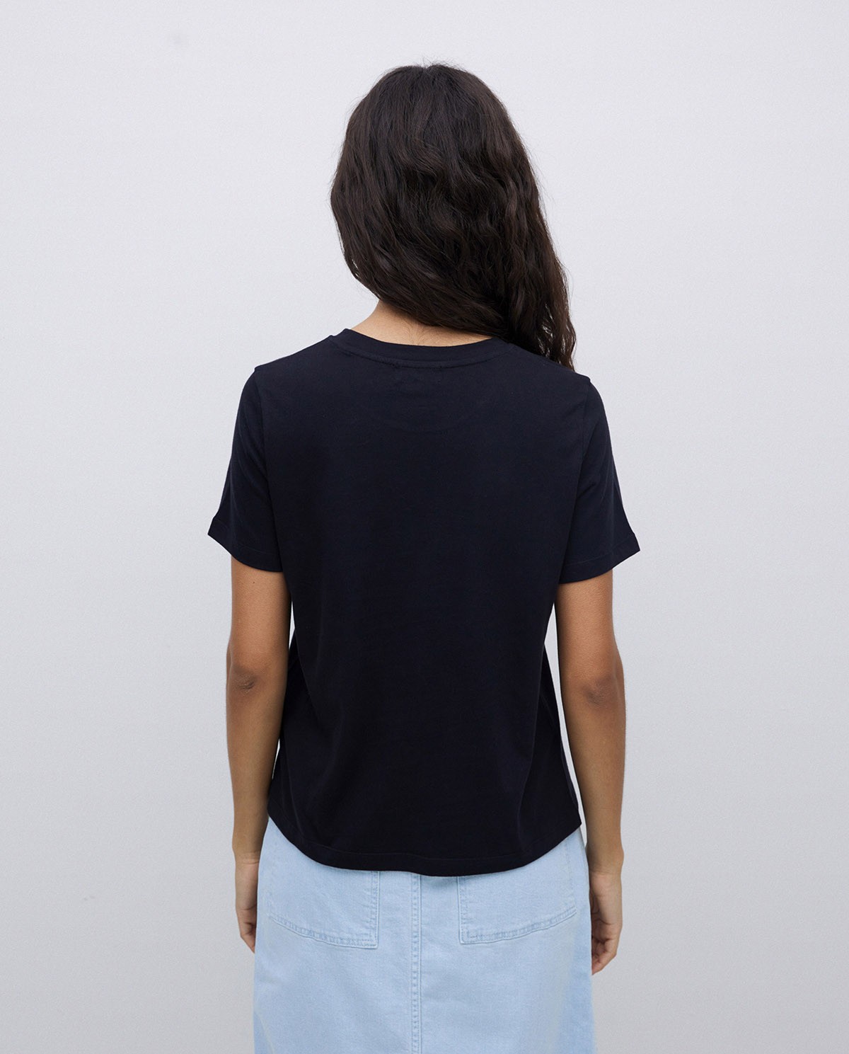 Camiseta básica cuello redondo negro 3