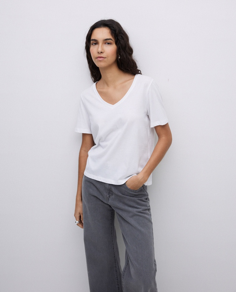 Camiseta básica cuello pico blanco