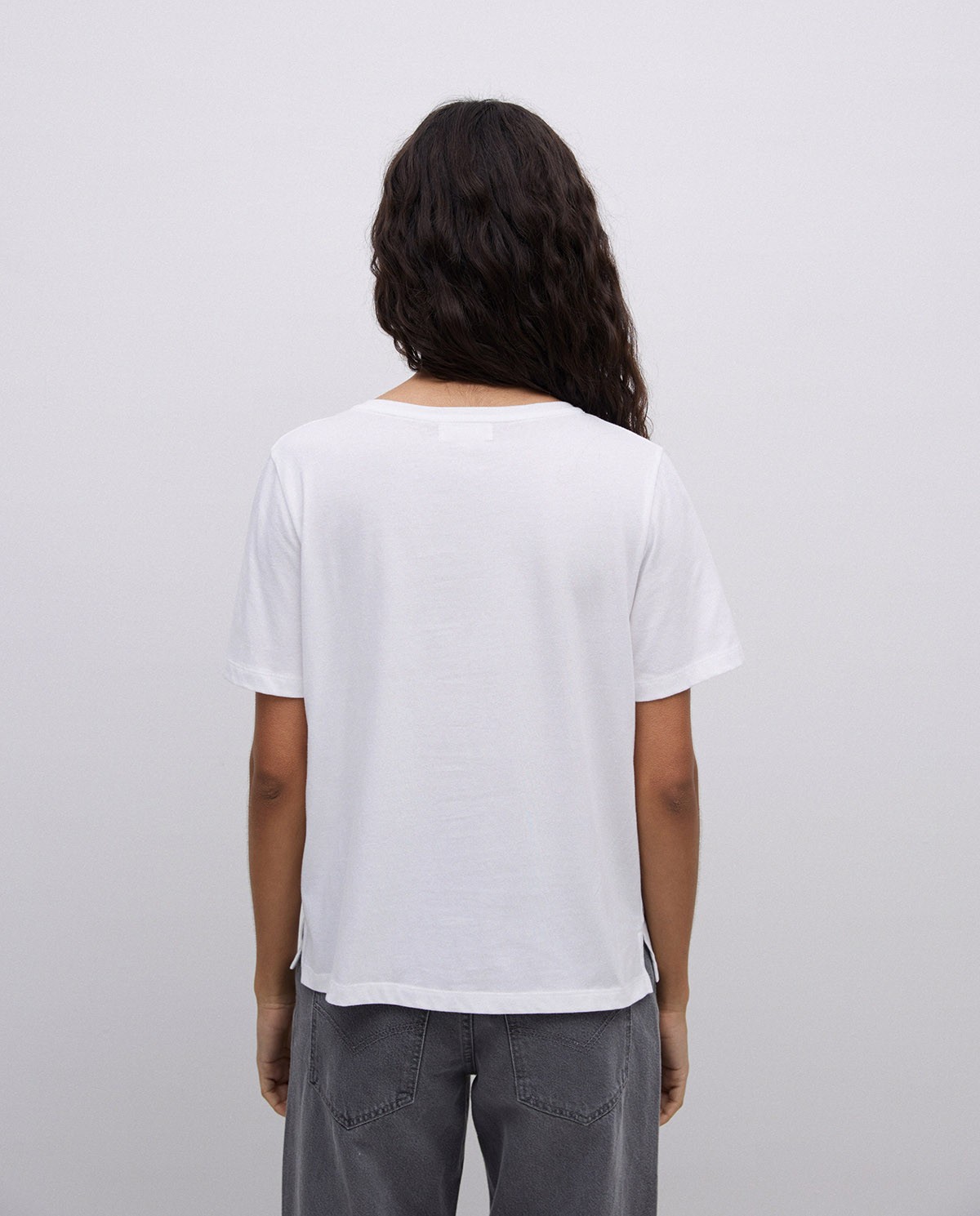 White basic V-neck T-shirt 3
