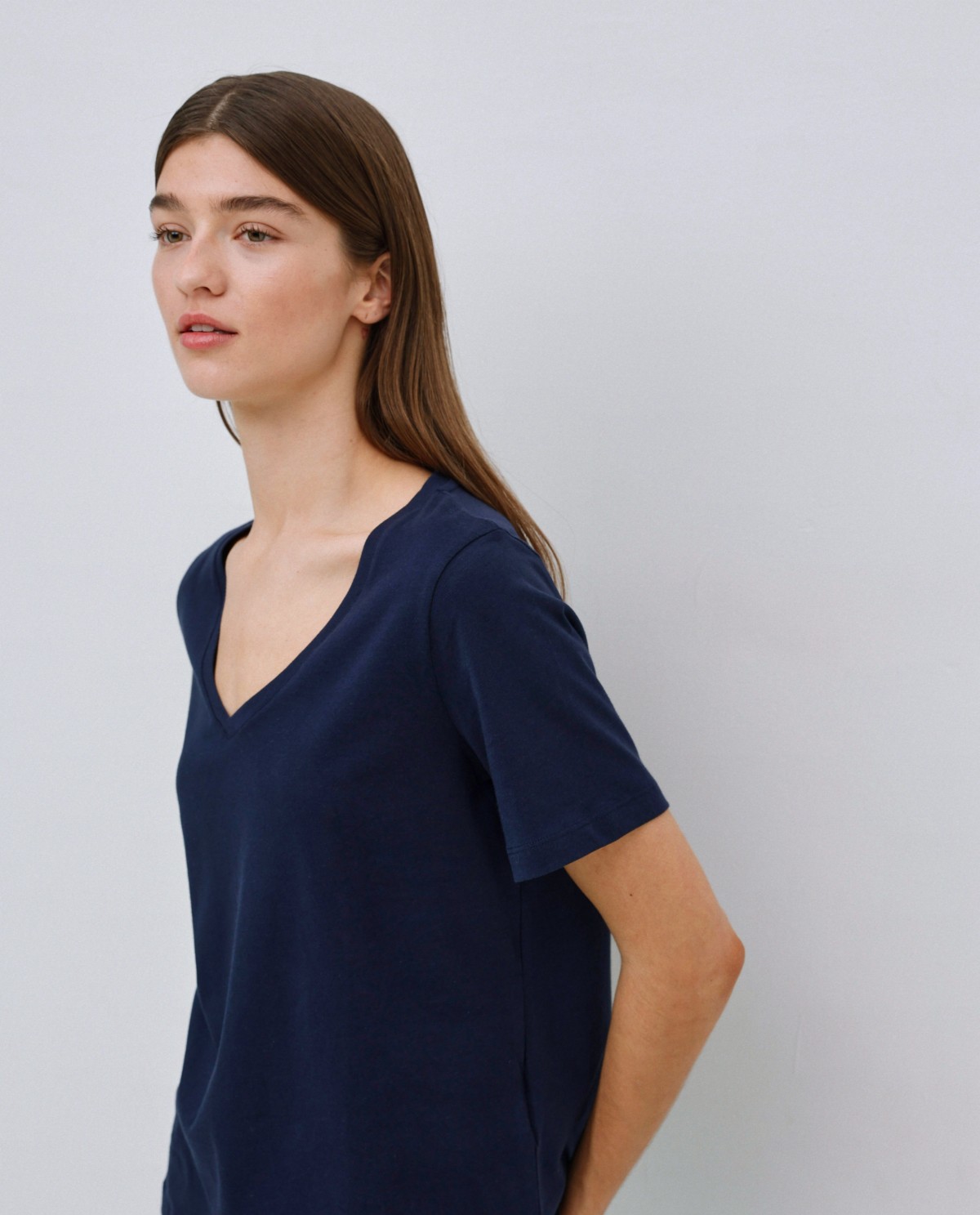 Camiseta básica cuello pico azul oscuro 2