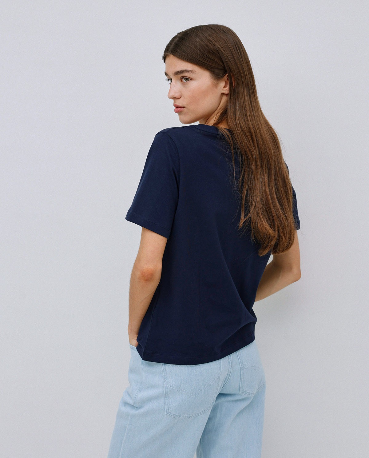 Camiseta básica cuello pico azul oscuro 3