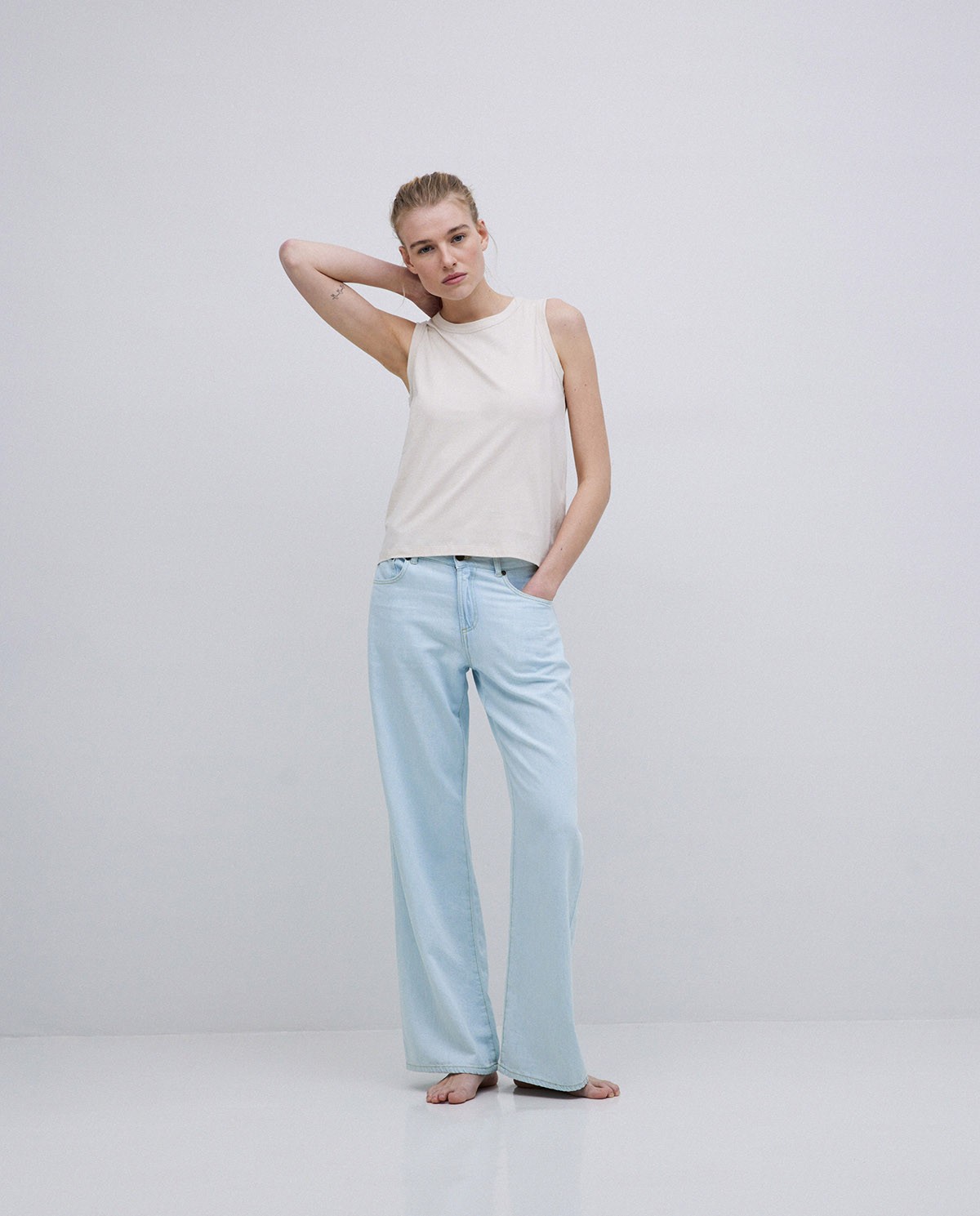 Top básico escote redondo beige 4
