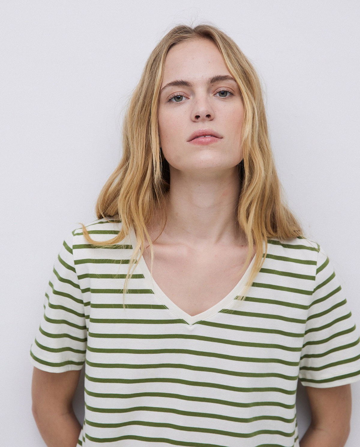 Camiseta rayas cuello pico verde