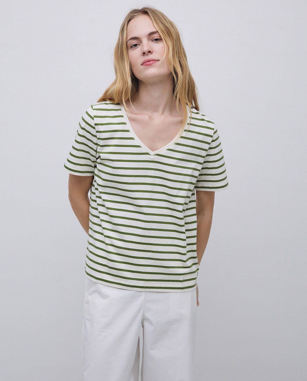 Camiseta rayas cuello pico verde