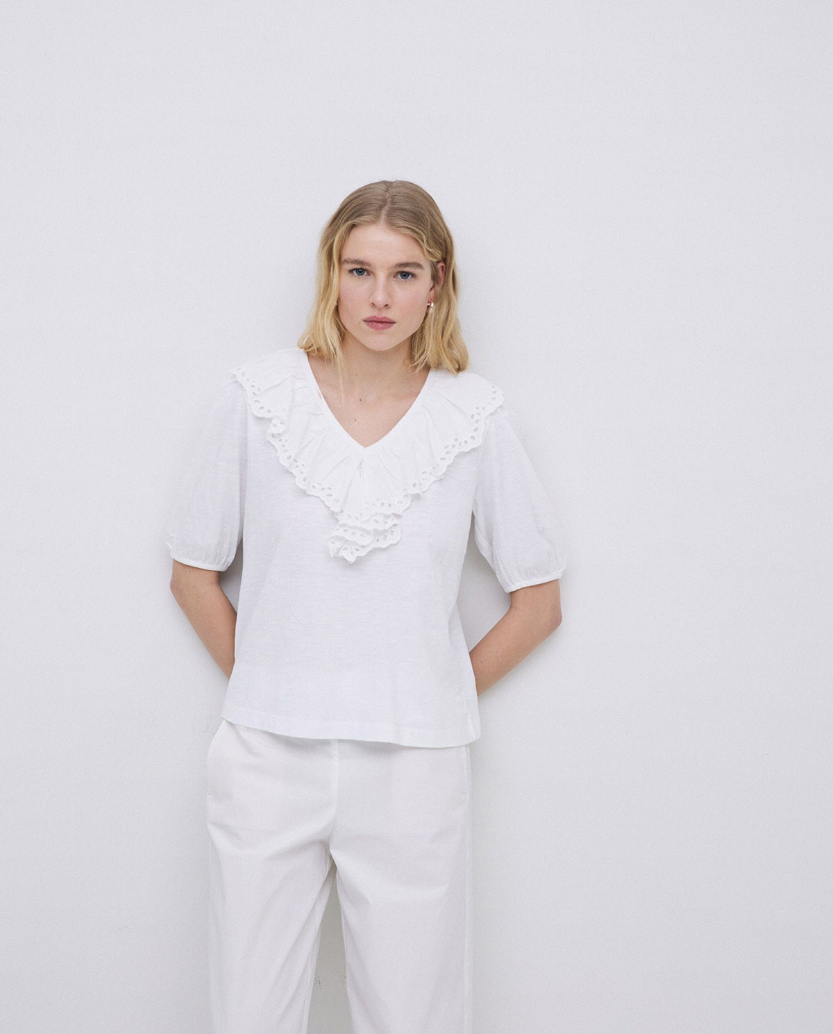 Camiseta volante con bordado blanco 1