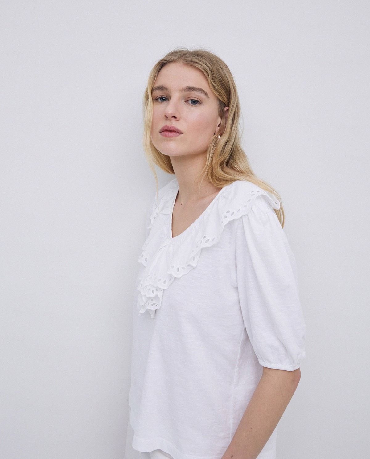 Camiseta volante con bordado blanco 2