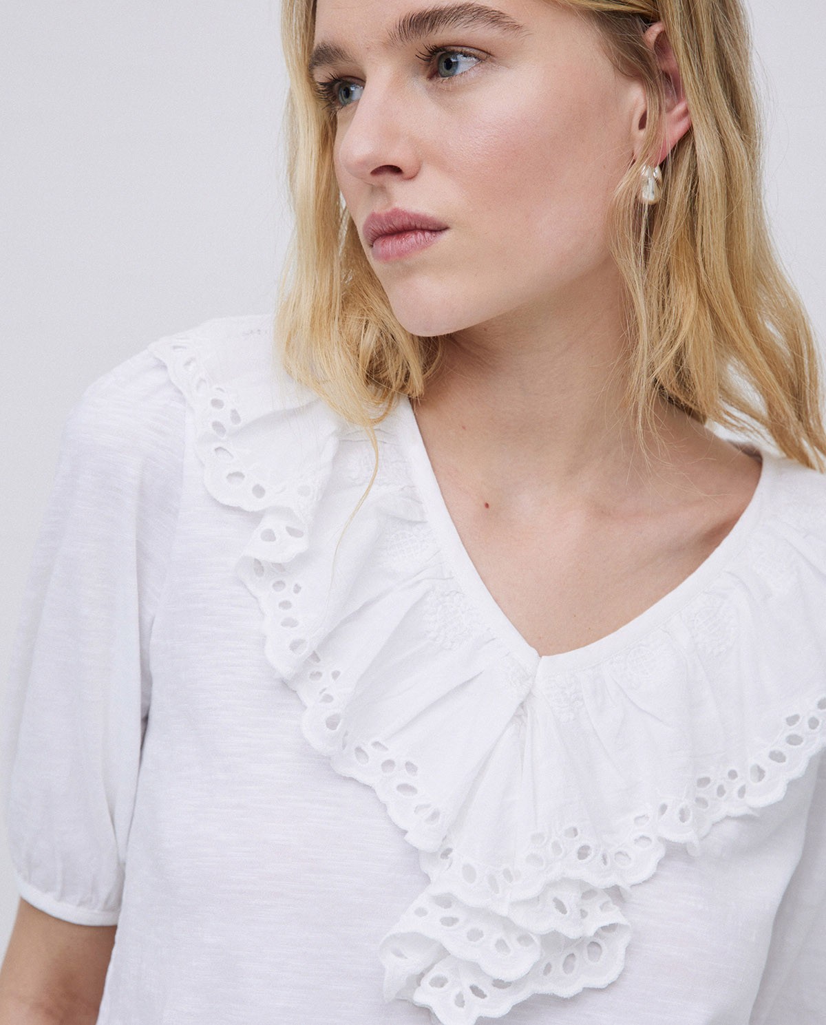 Camiseta volante con bordado blanco
