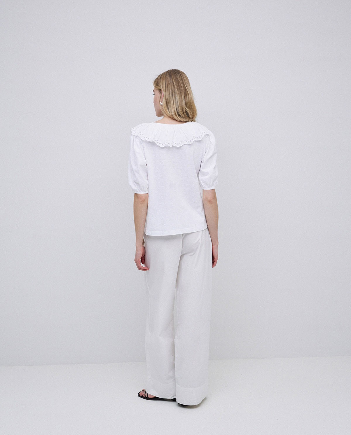 Camiseta volante con bordado blanco 3
