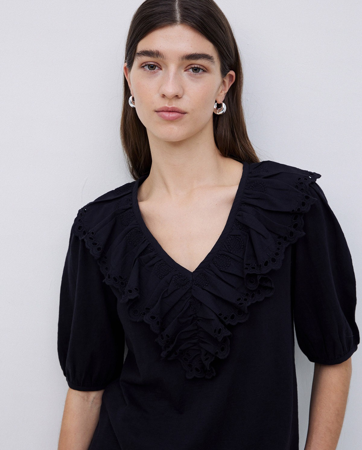 Camiseta volante con bordado negro