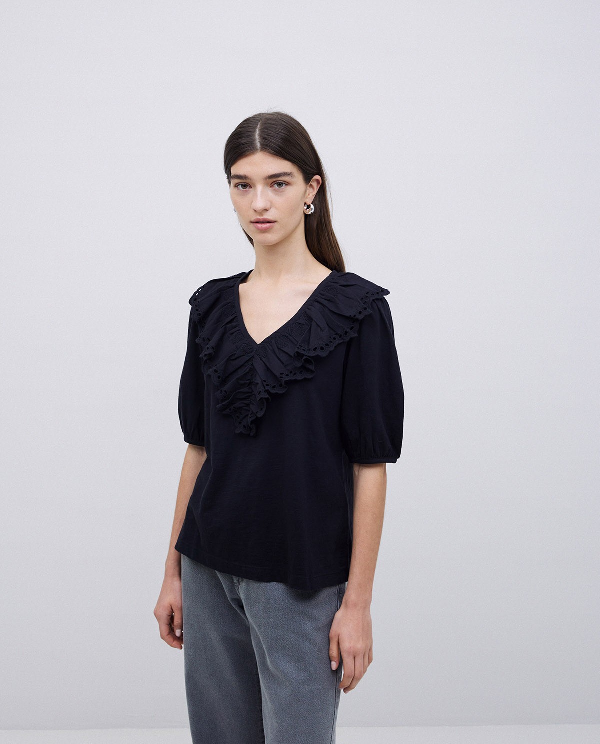 Camiseta volante con bordado negro 2