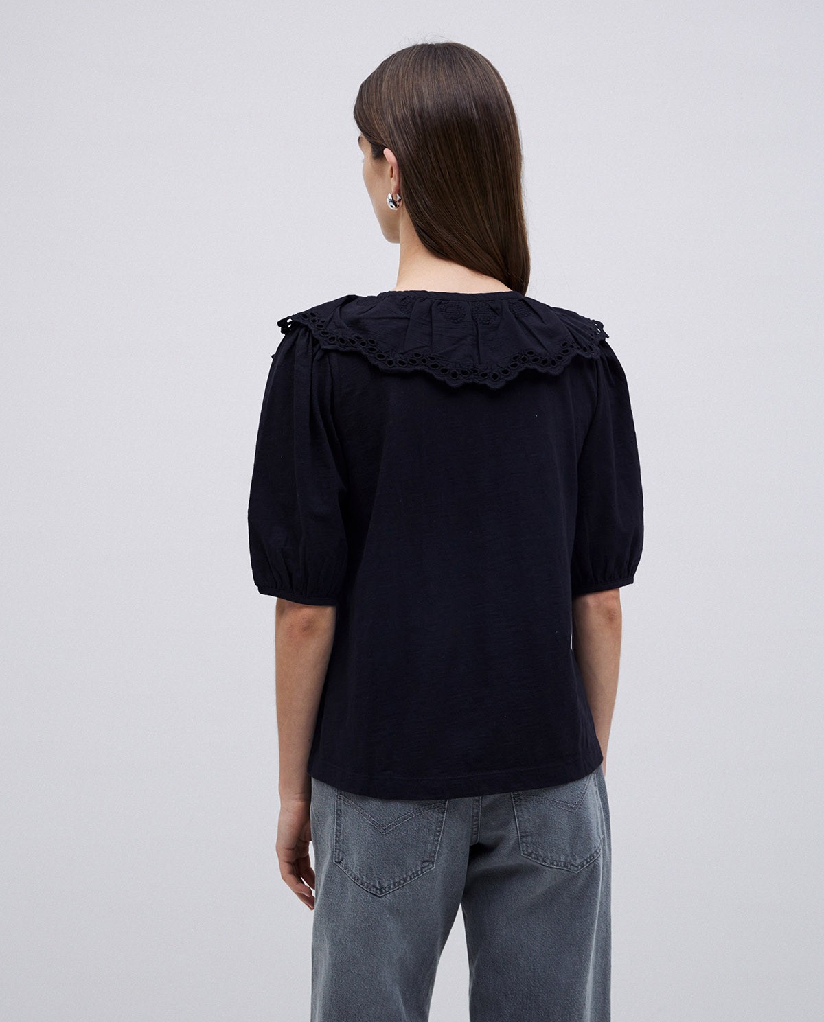 Camiseta volante con bordado negro 3