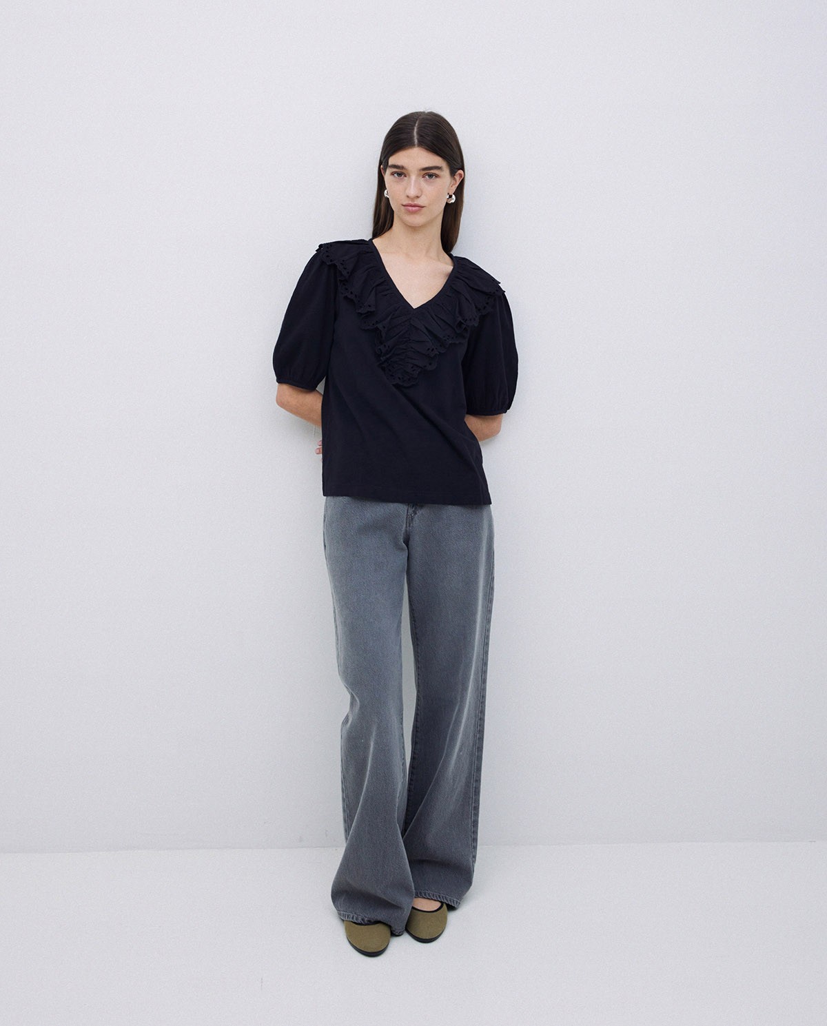 Camiseta volante con bordado negro 4