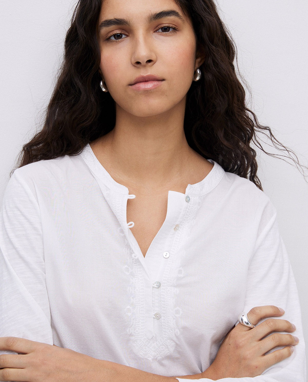 Camiseta escote panadero bordado blanco 4