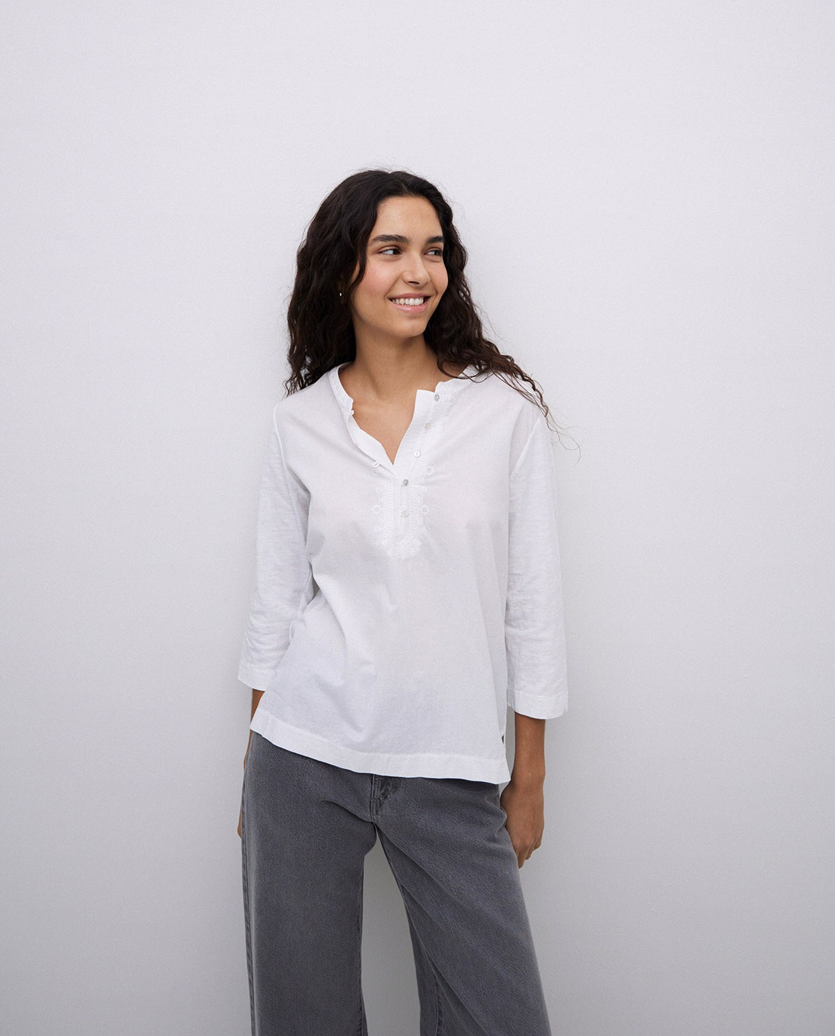 Camiseta escote panadero bordado blanco 2