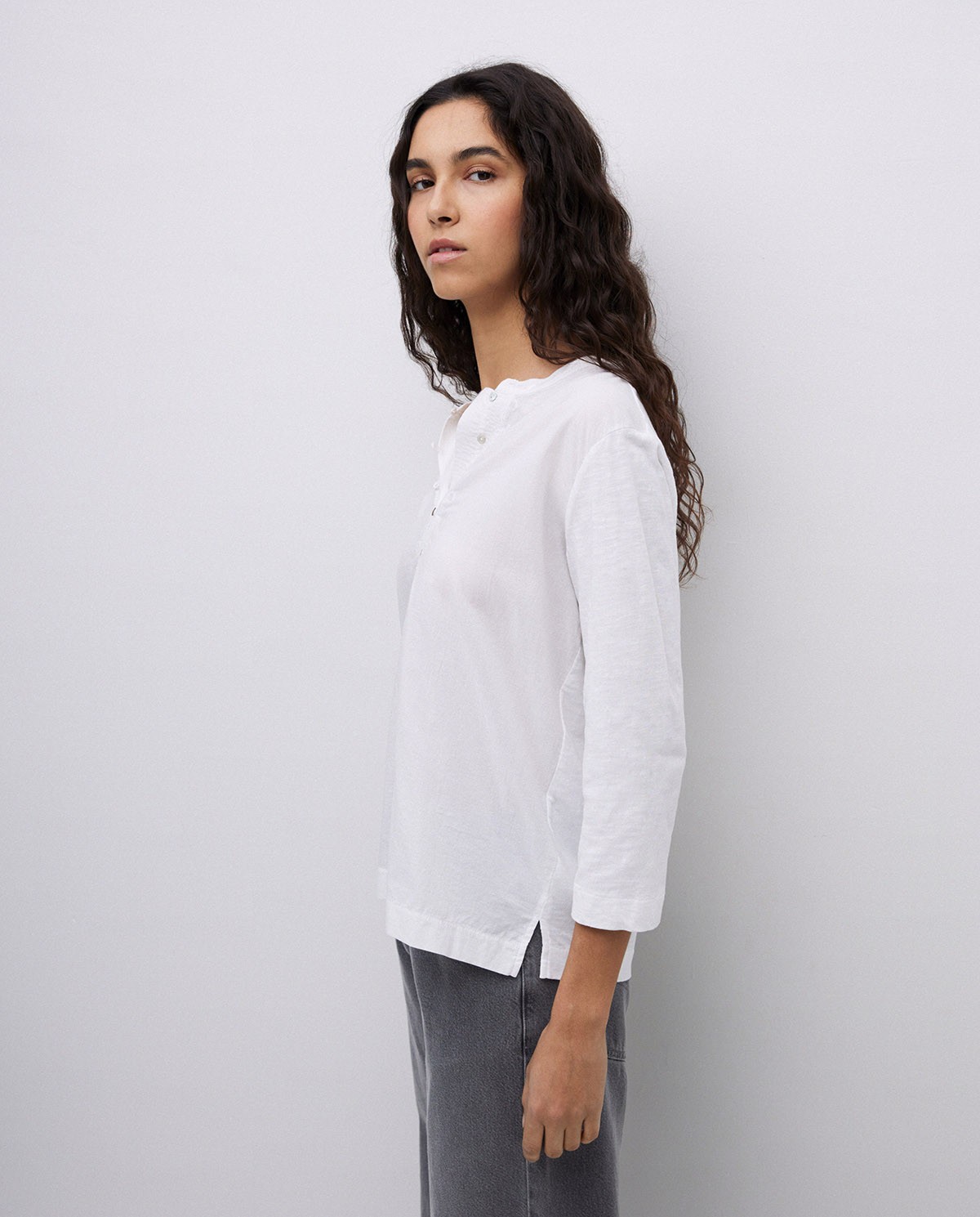 Camiseta escote panadero bordado blanco 1