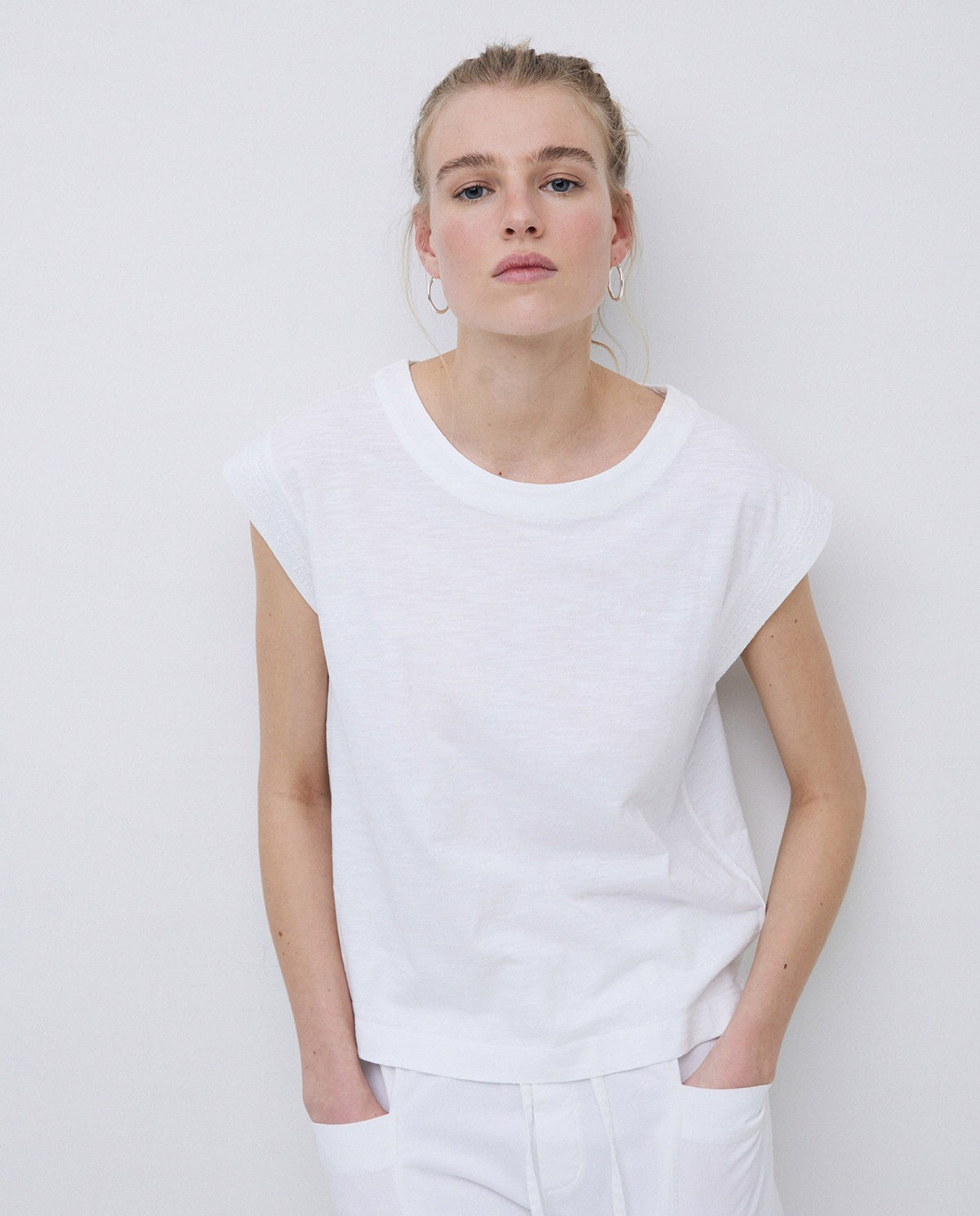 Camiseta sin mangas bordado blanco 1