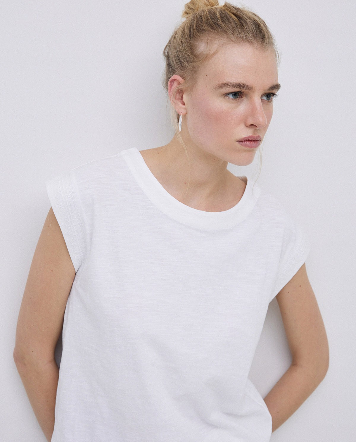 Camiseta sin mangas bordado blanco