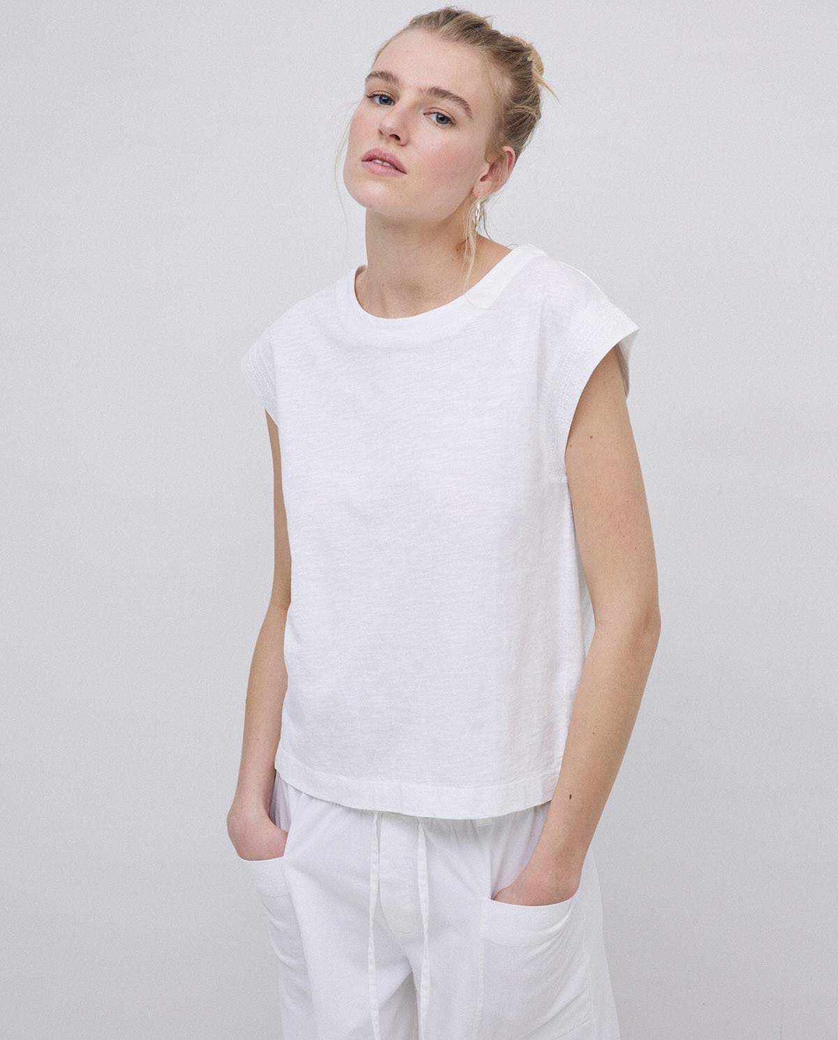 Camiseta sin mangas bordado blanco 2