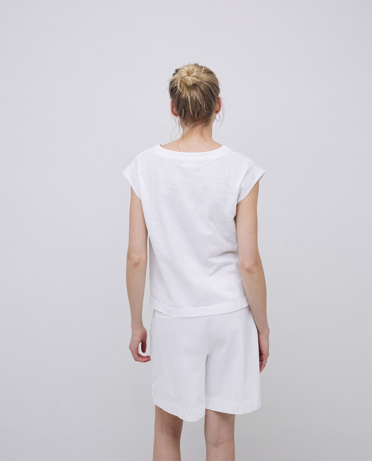 Camiseta sin mangas bordado blanco 3