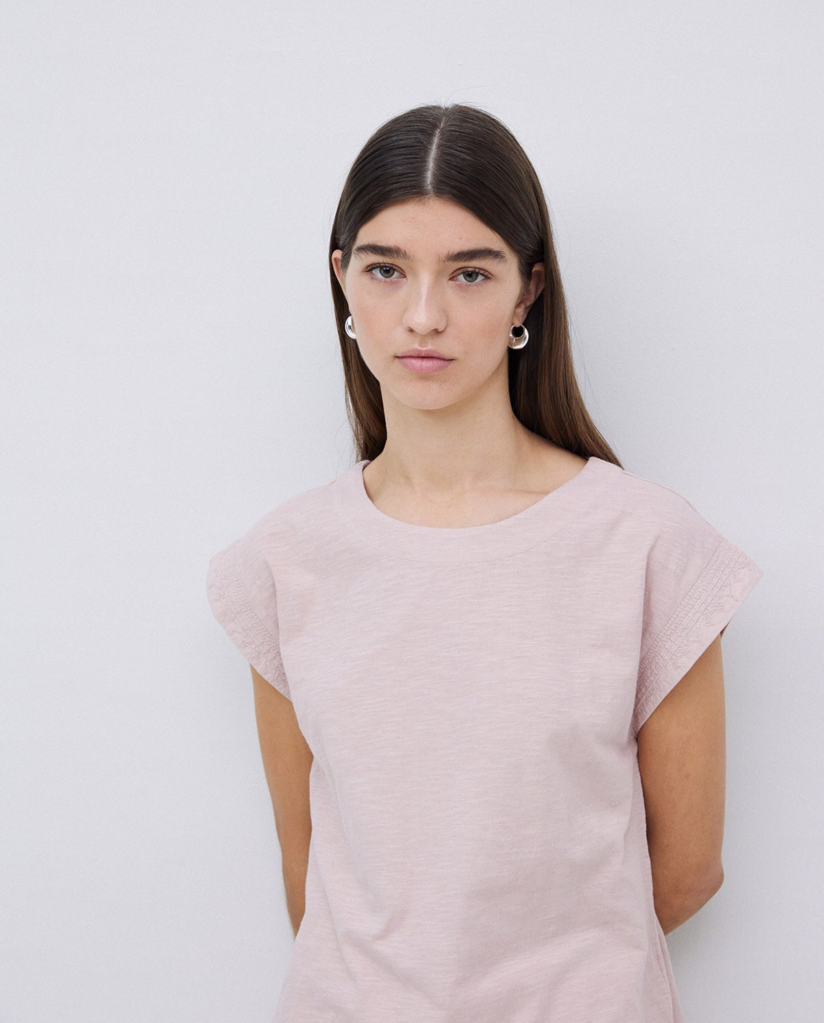 Camiseta sin mangas bordado rosa pálido
