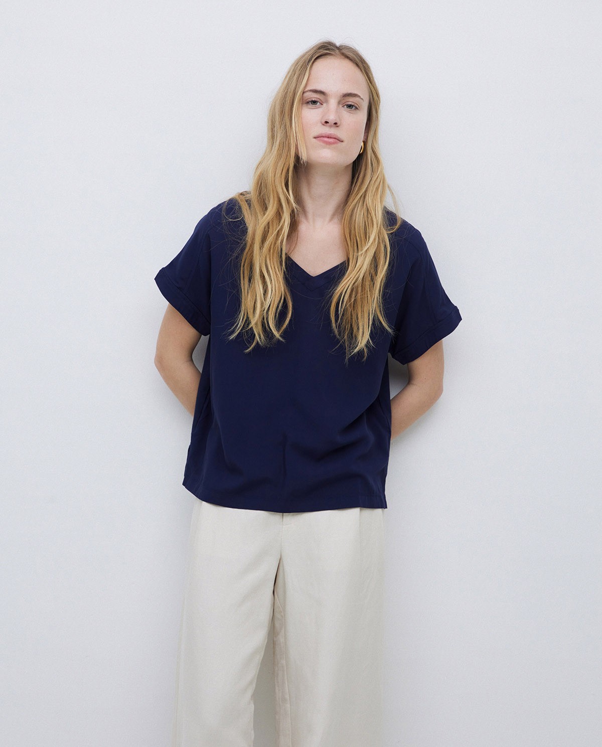 Camiseta bimateria escote pico azul oscuro