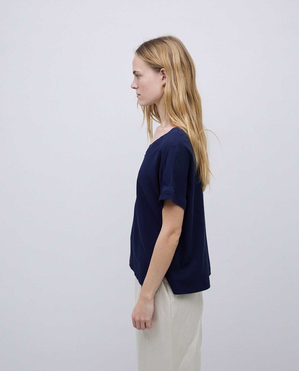 Camiseta bimateria escote pico azul oscuro 1