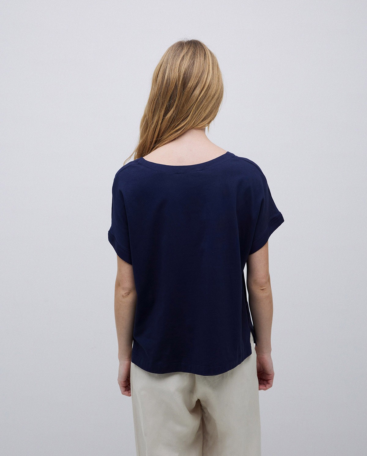 Camiseta bimateria escote pico azul oscuro 2