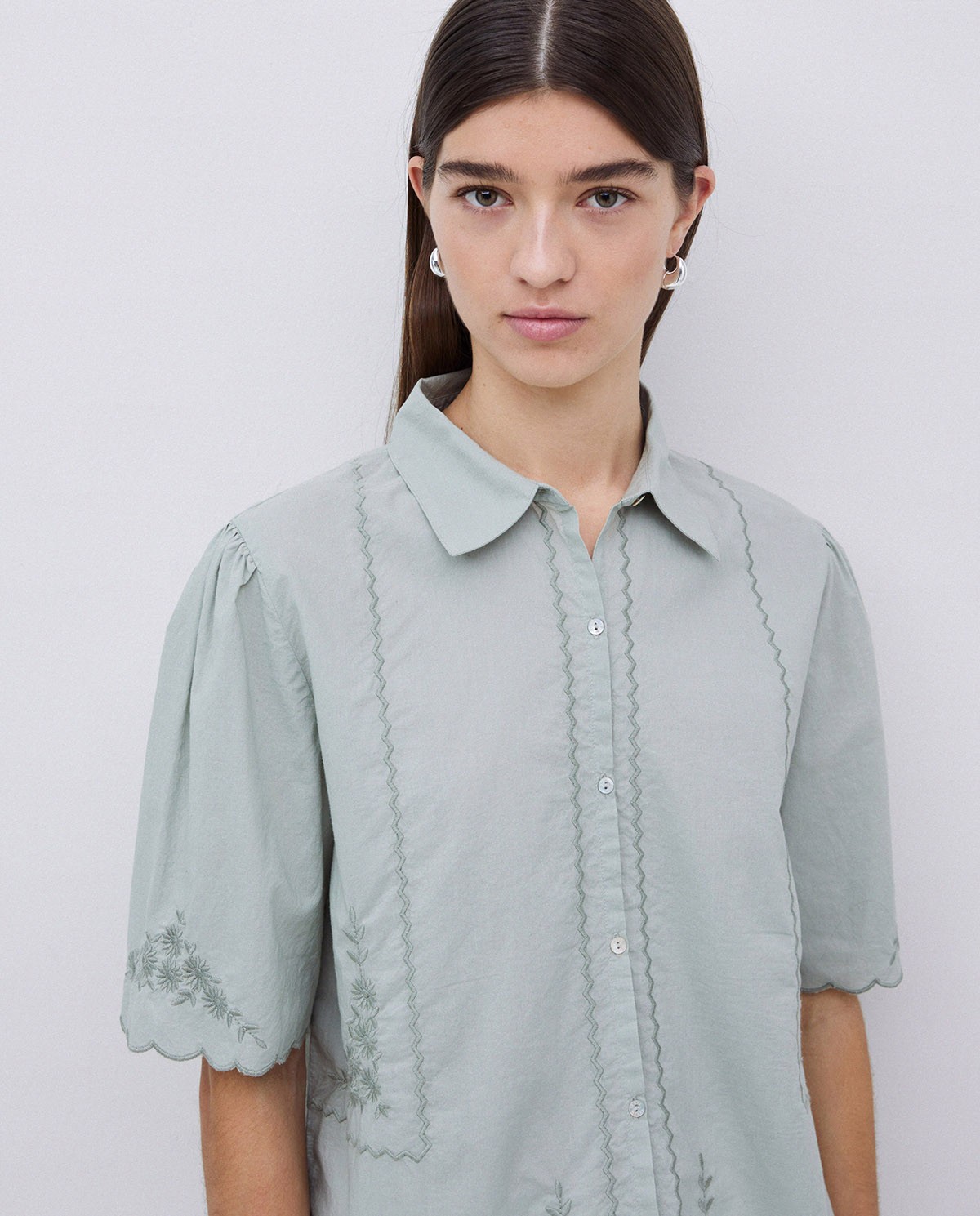 Camisa algodón bordados gris verdoso