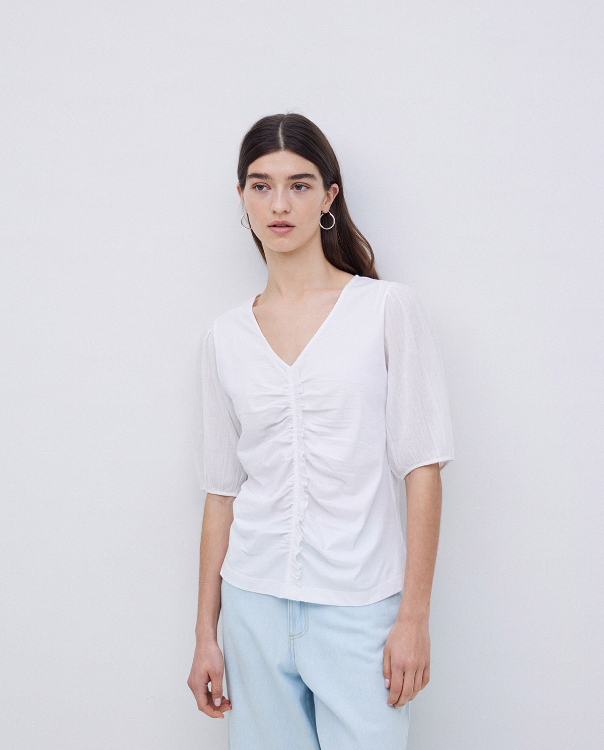 Camiseta detalle volante blanco 1
