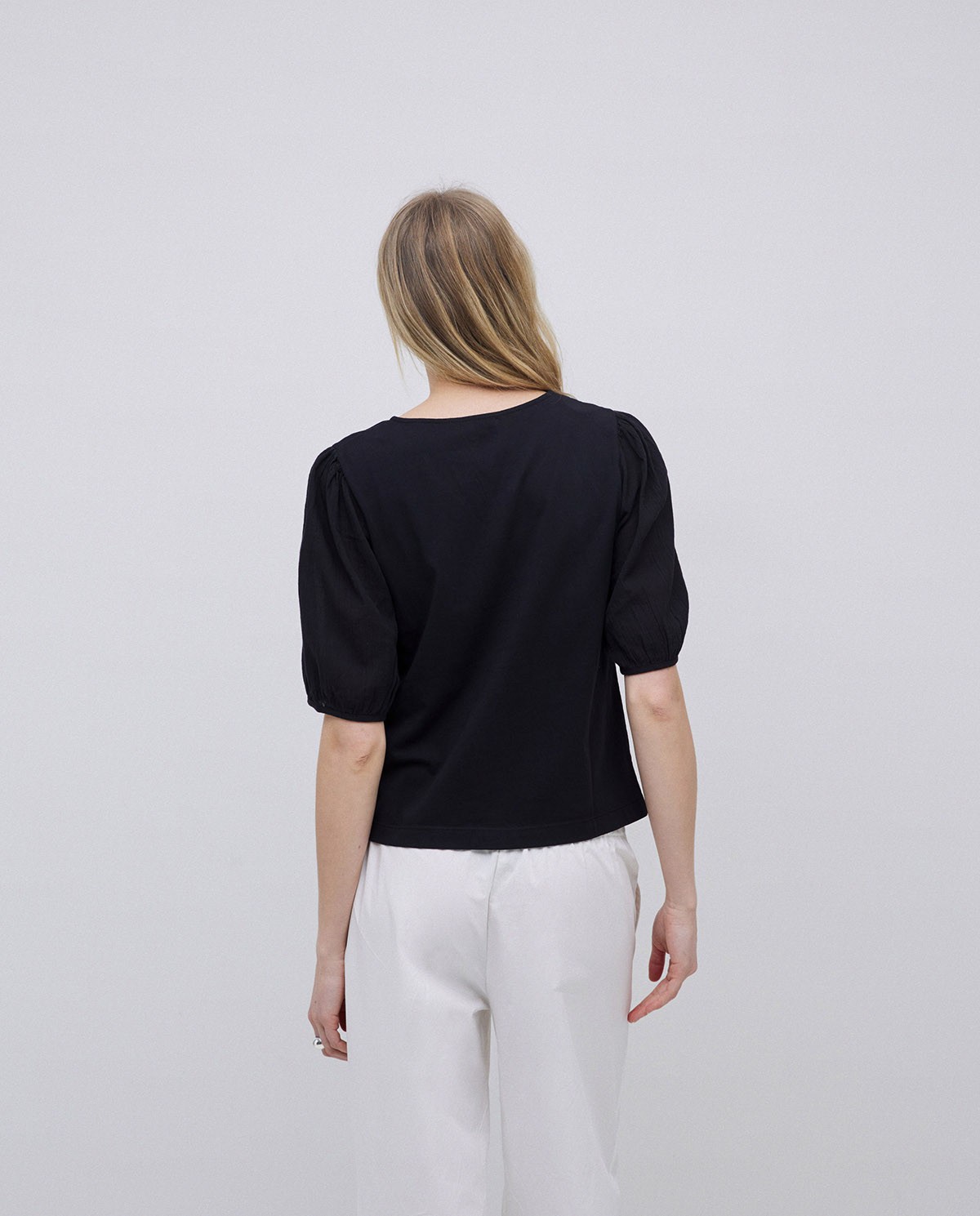Samarreta detall volant negre 2