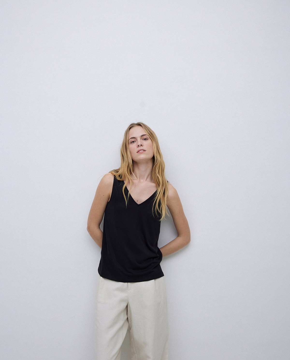 Top pico modal negro