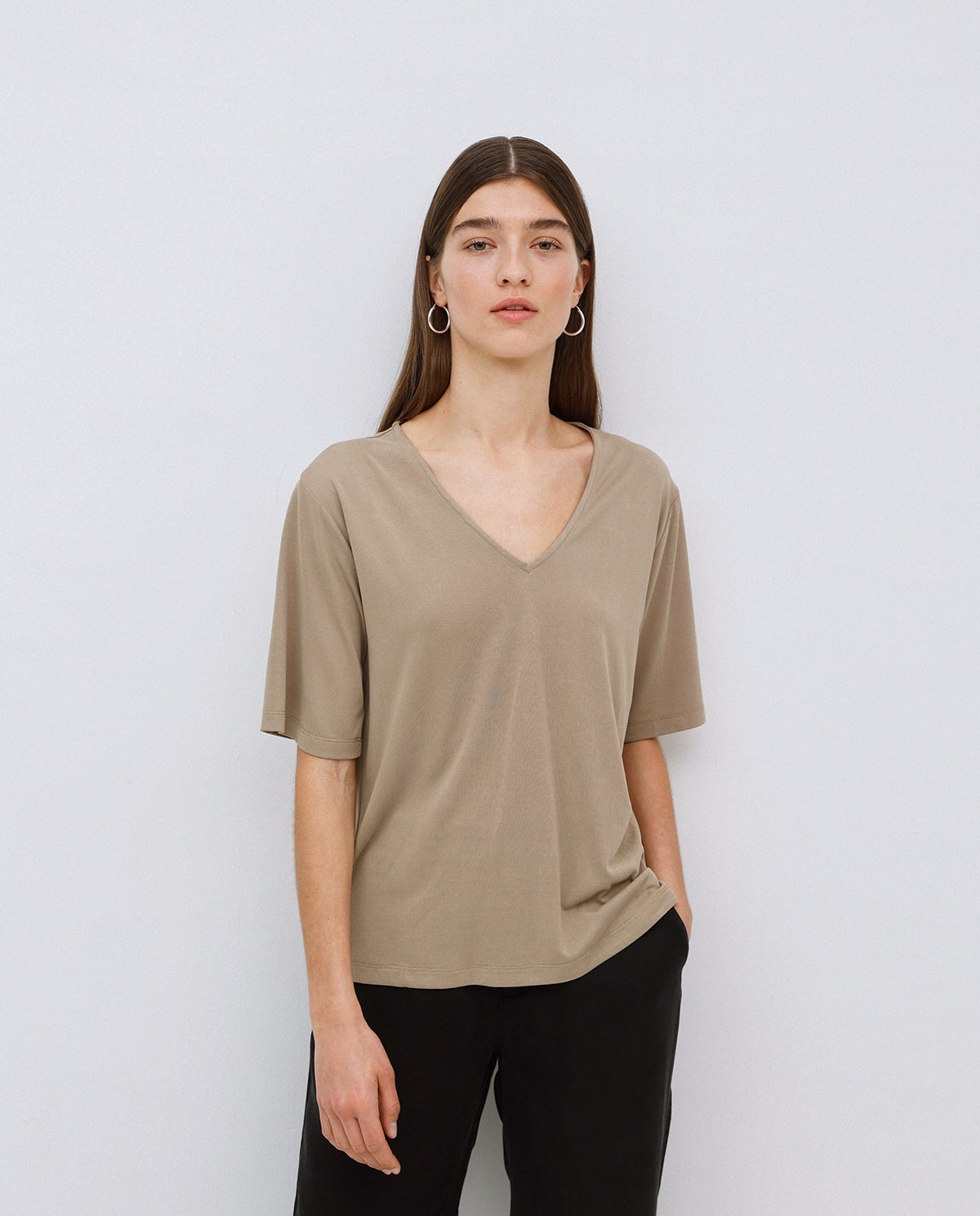 Camiseta holgada escote pico caqui